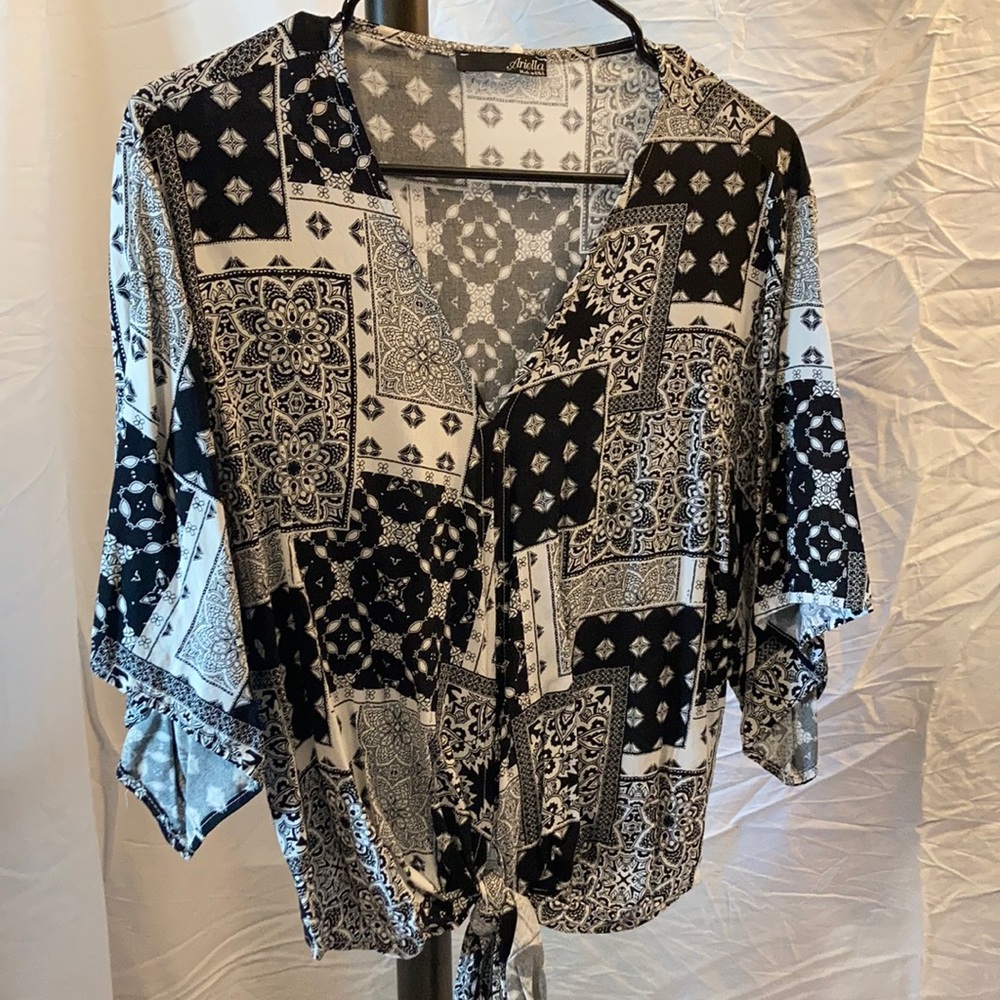 Awesome crop blouse from Ariella with wide 3/4 sleeves.